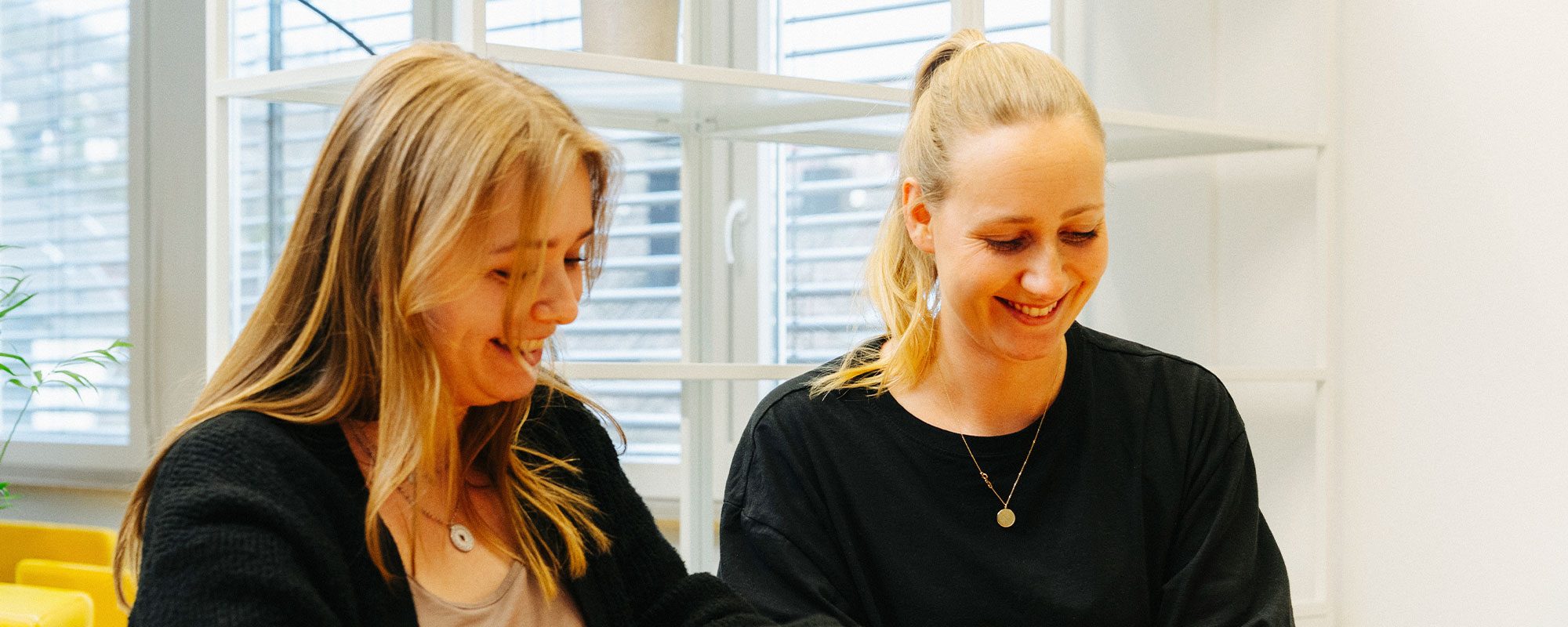 Two participants of a Carenetic training session in conversation
