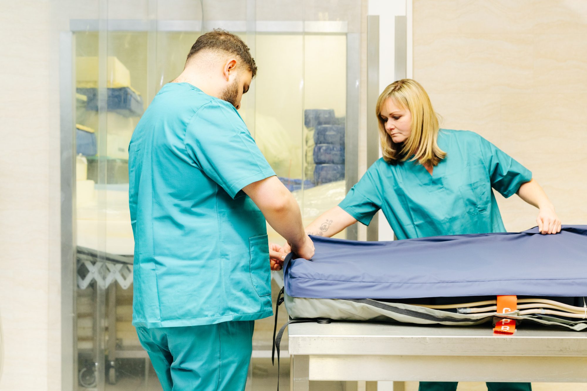 Carenetic Techniker arbeitet an einem Rollstuhl vor dem Ersatzteillager