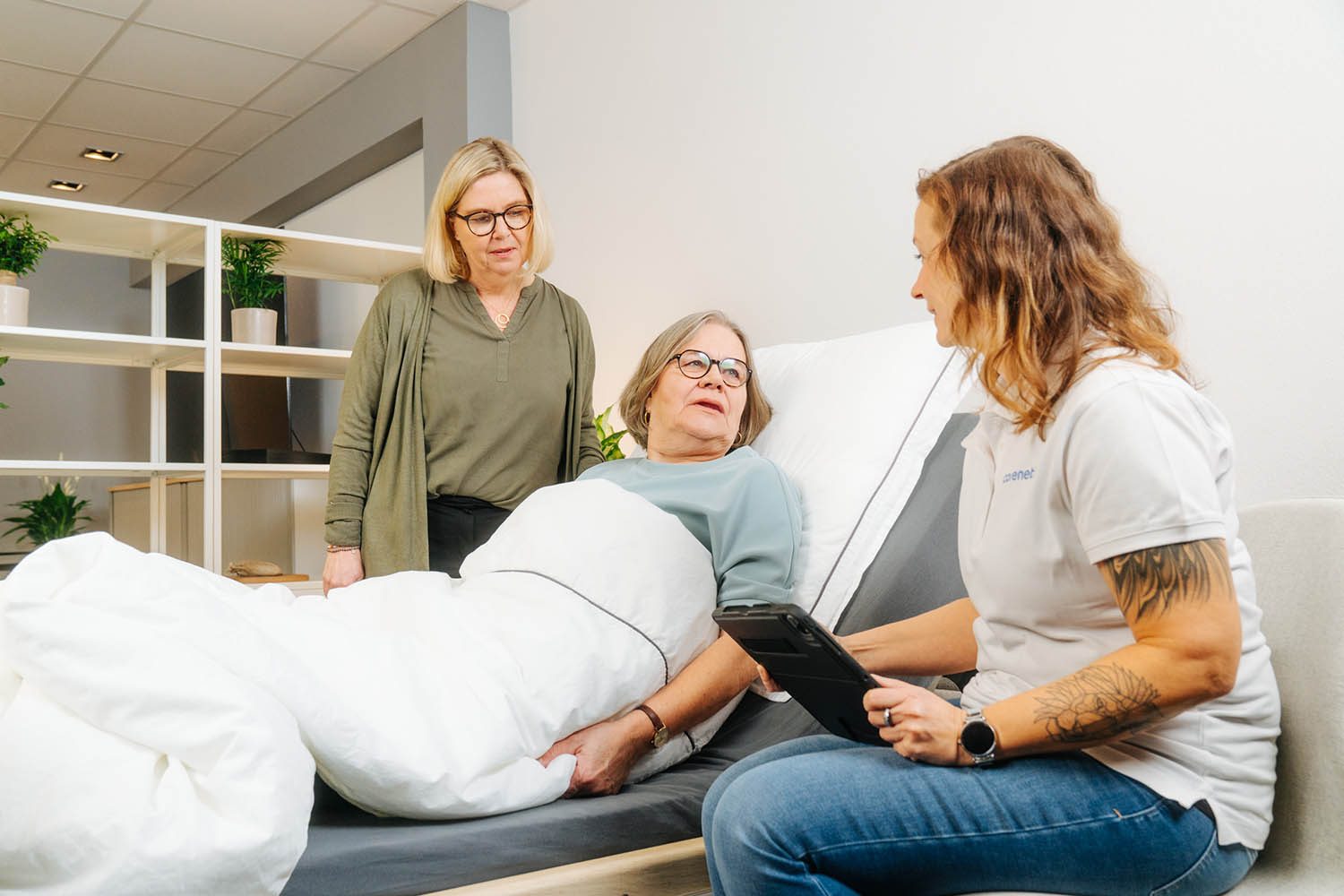 Dekubitus Patientin wird von carentic Fachpersonal beraten.
